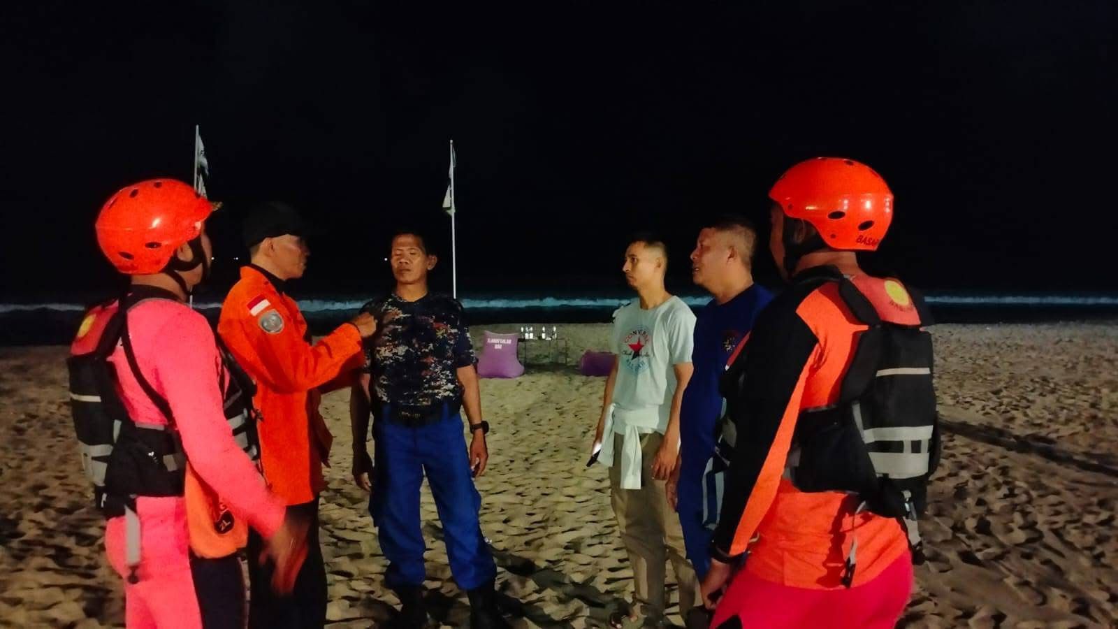 PENCARIAN: Tim gabungan saat melakukan pencarian terhadap WNA Inggris yang tenggelam di Pantai Legian.