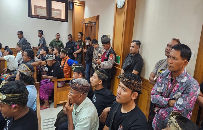 Dua terdakwa kasus pembunuhan Tojan,  saat menjalani sidang di PN Gianyar. Suasana dalam satu ruangan sidang dihadiri keluarga korban dan pelaku.