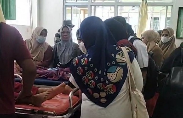 Orang tua murid dan beberapa guru saat menjaga siswa yang dirawat di puskesmas usai keracunan makanan bergizi gratis (MBG) di Kecamatan Tapalang, Kabupaten Mamuju, Sulawesi Barat, Rabu lalu.