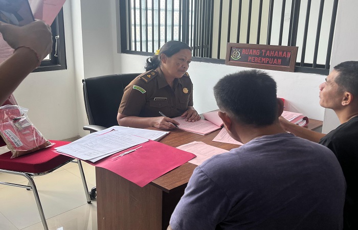 Jaksa memeriksa berkas perkara tahap II berupa tersangka dan barang bukti ke Kejaksaan.
