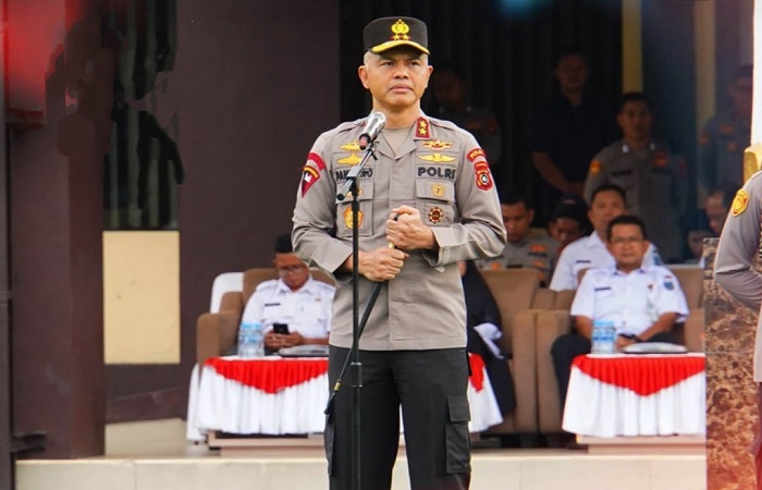 Kapolda Bangka Belitung Irjen Pol Drs. Hendro Pandowo, M.Si., Saat memimpin apel deklarasi pembubaran geng motor yang berlangsung di halaman mapolda.