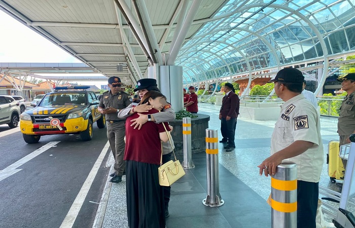 Polwan Polres Kawasan Udara Bandara I Gusti Ngurah Rai membujuk Turis Jepang inisial MK yang diduga depresi dan bikin onar di bandara Ngurah Rai, Kamis 25 September 2025 lalu.