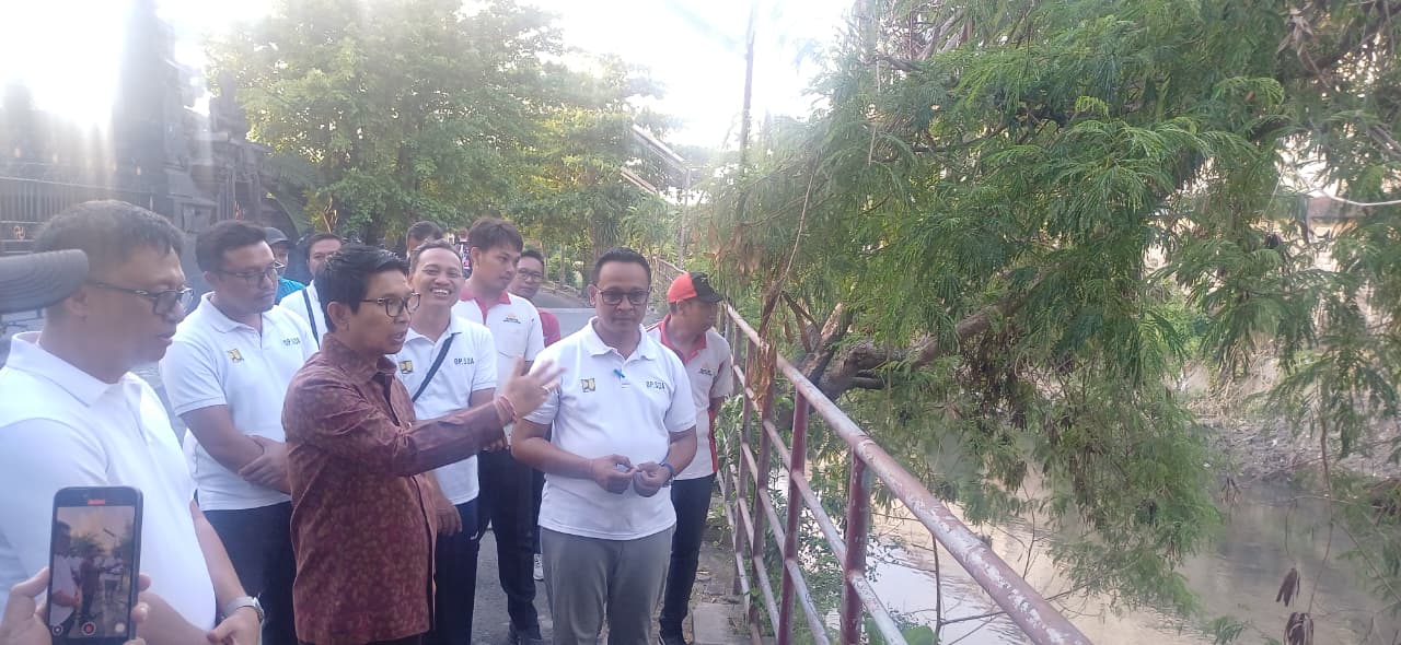 MENINJAU: Bupati Badung I Wayan Adi Arnawa saat meninjau alat penyaring sampah di alur Tukad Mati, Kelurahan Legian, Kuta, Jumat (26/9/2025).