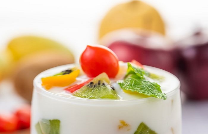Tampilan segar salad buah dengan yogurt, dessert praktis yang bisa dibuat di rumah untuk melengkapi liburan akhir pekan.