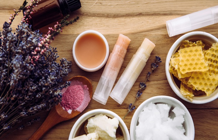 Tips mengatasi pigmentasi bibir yang bisa dilakukan di rumah dengan bahan bahan alami.