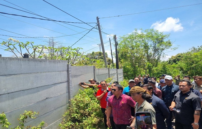 Pemagaran tembok beton yang dilakukan GWK di Ungasan, Badung, Bali.