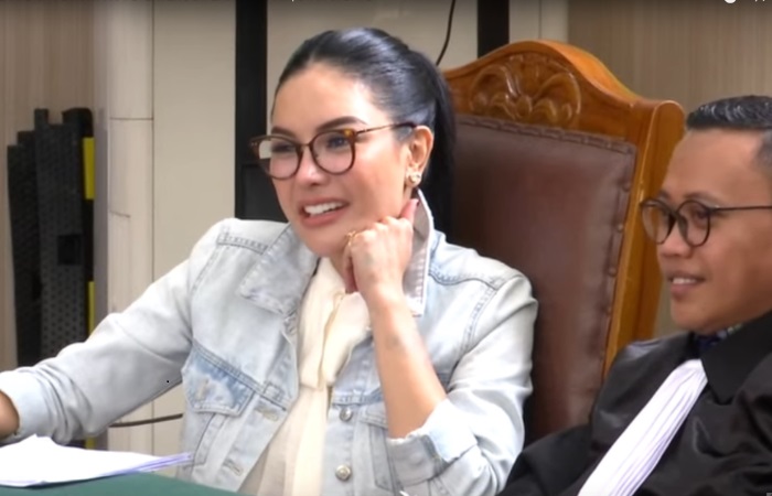 Potret sumringah Nikita Mirzani saat menjalani persidangan atas kasus dugaan pemerasan dan Tindak Pidana Pencucian Uang (TPPU).