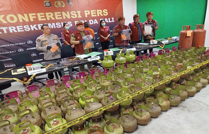 Polisi menangkap wanita berinisial BE, 48, warga asal Subagan, Karangasem, yang nekat menyalahgunakan gas LPG 3 kilogram (kg) subsidi pemerintah.  