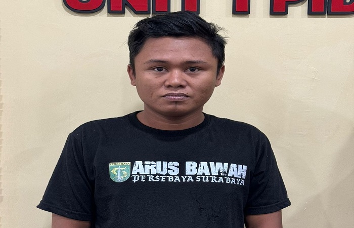 Terdakwa Indra Gunawan saat di Polres Buleleng. Ia menipu polisi, kemudian membawa kabur kendaraannya.