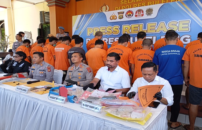 Tersangka GB diantara para tersangka lainnya saat rilis di Mapolres Buleleng. Pria 52 tahun itu tertangkap akibat penggerebekan rumah temannya.