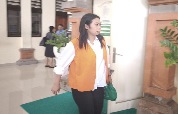 Nasrurah usai menjalani sidang pembuktian di PN Denpasar. Nasrurah harus mempertanggungjawabkan ulahnya membuang orok atau bayi yang baru dilahirkan ke dalam kloset.