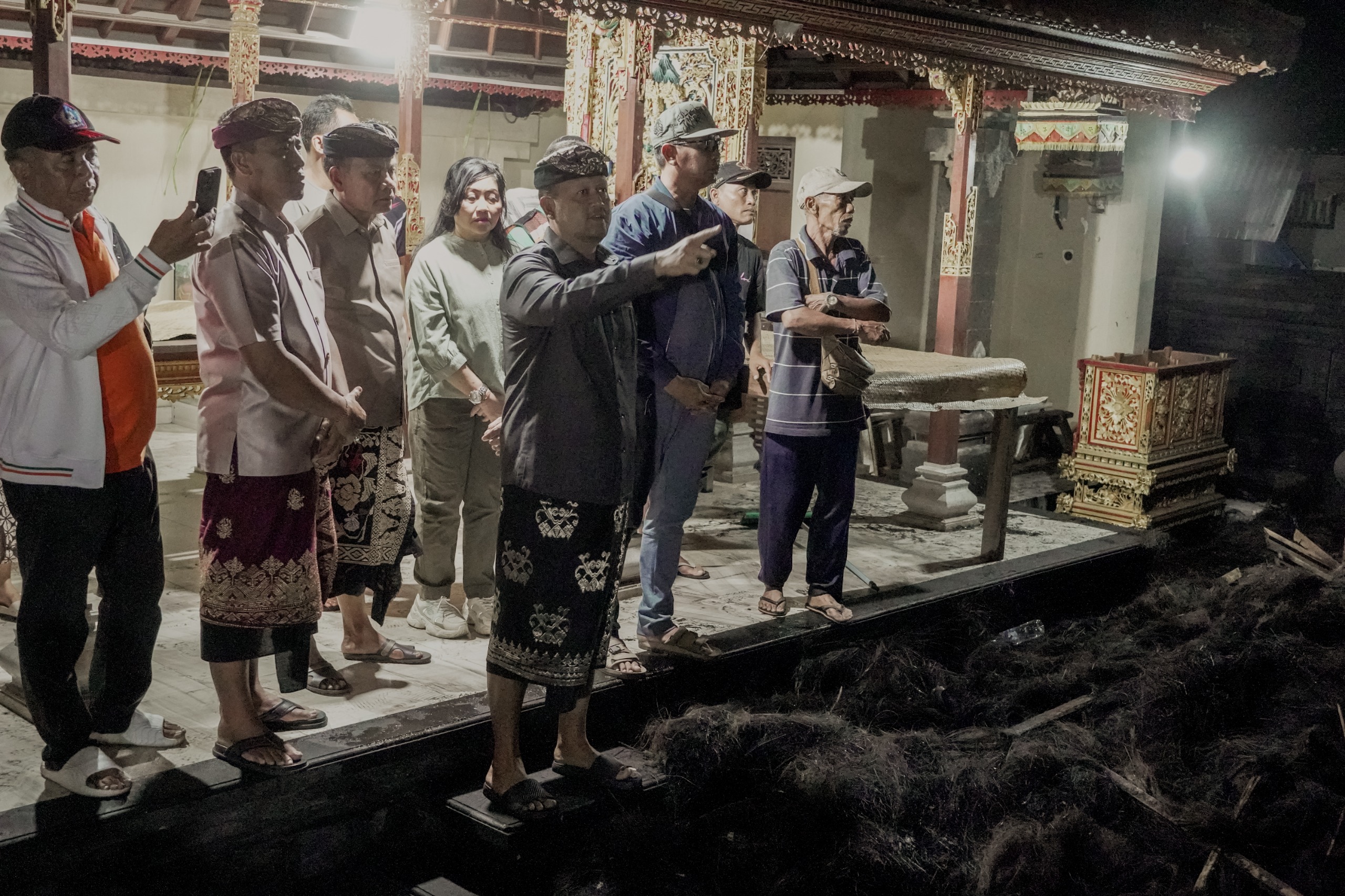 TINJAU: Wakil Bupati (Wabup) Badung, Bagus Alit Sucipta, meninjau lokasi kebakaran yang melanda Pura Hyang Penyarikan Pengilihan di Banjar Padang, Desa Adat Kerobokan, Kelurahan Kerobokan, Kuta Utara.