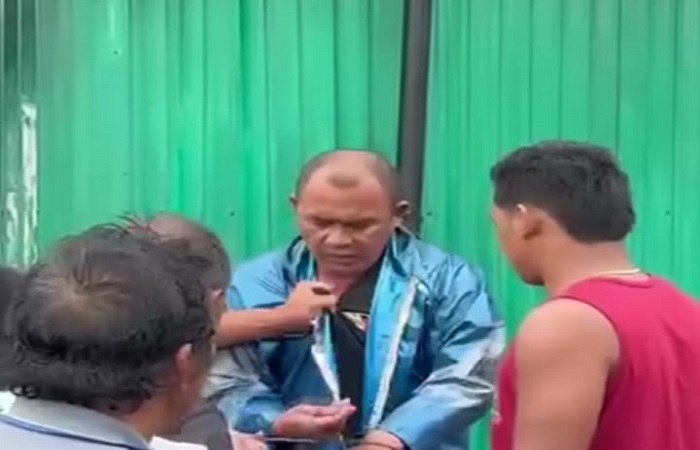 Anggota Polisi Polsek Baturiti Aiptu IWS ditangkap warga karena melakukan  penjambretan terhadap pedagang sayur di Pancasari, Buleleng.