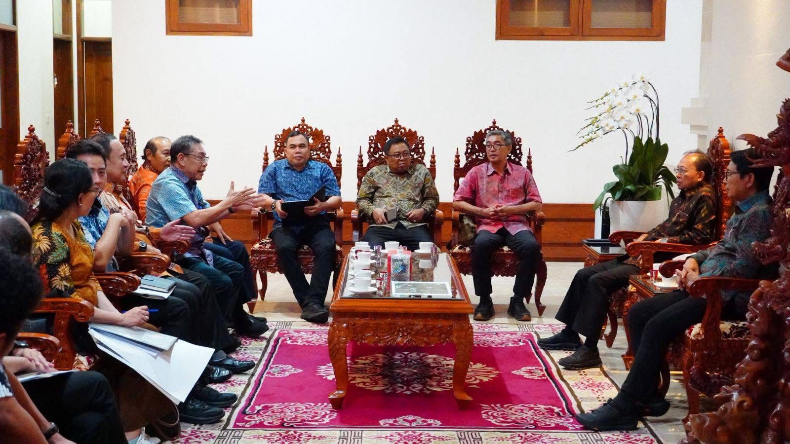 GWK: Manajemen Garuda Wisnu Kencana (GWK) saat bertemu dengan Gubernur Bali Wayan Koster dan Bupati Badung I Wayan Adi Arnawa di Jaya Sabha, Denpasar, pada Selasa (30/9/2025) pukul 22.30 malam.