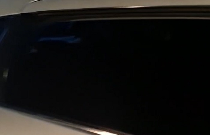 Kaca mobil Mitsubishi Outlander bernomor polisi H 1855 HS milik Yoakim AKG, 36, pecah dikeprok penjahat di Denpasar.