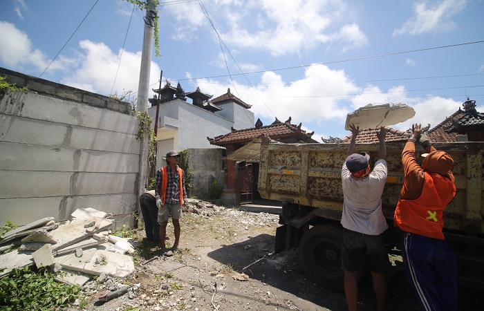 Pembongkaran tembok beton GWK yang menutup akses warga di Ungasan, Badung, Bali.