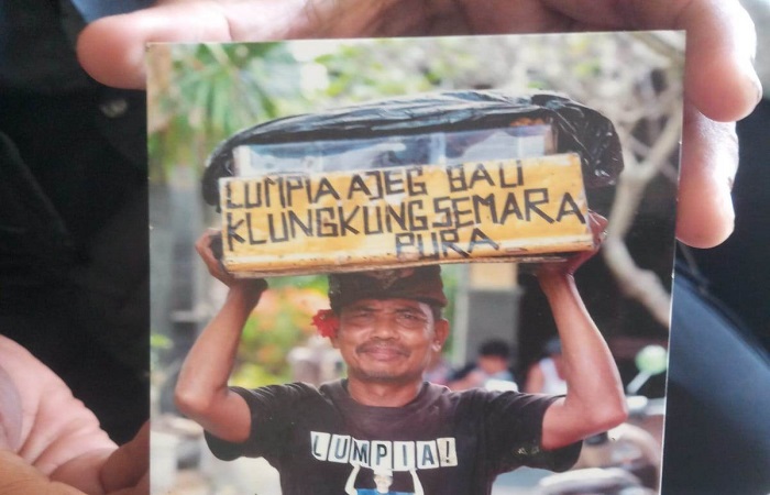 Pedagang dengan ciri khas pakaian adat madya dan teriakan lumpia dilaporkan hilang.