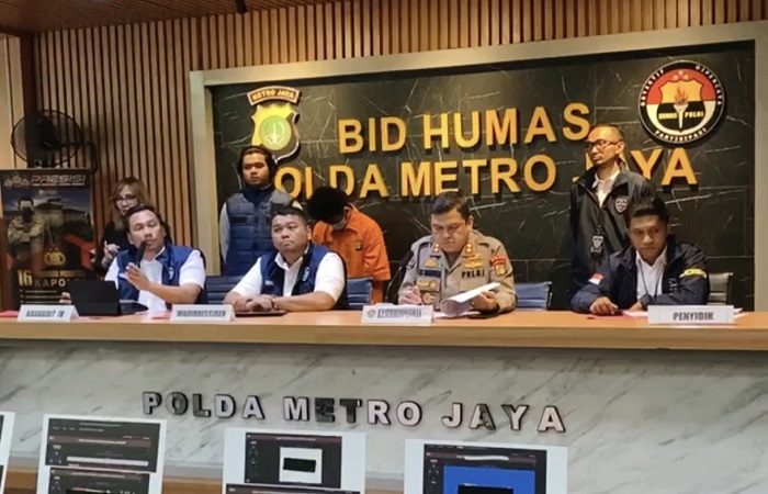 Polda Metro Jaya berhasil menangkap seorang pria berinisial WFT, 22, di Kakas Barat, Minahasa, Sulawesi Utara. Pria ini diduga kuat sebagai sosok di balik akun X  bernama