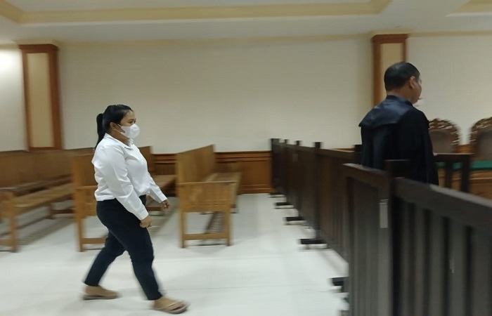 Terdakwa Sayu Putu Rina Dewi menjalani sidang perdana di Pengadilan Tipikor Denpasar, Kamis (2/10) kemarin.