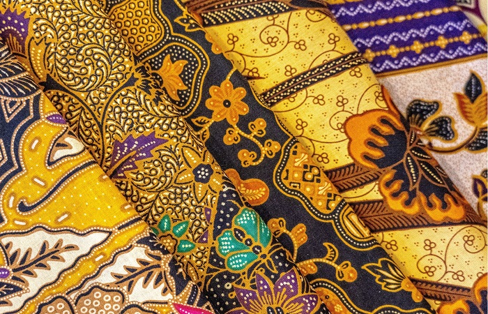 Koleksi motif batik tradisional dengan corak khas nusantara untuk Perayaan Hari Batik Nasional.