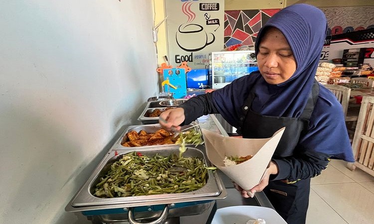 Hernawati, 41, pemilik Rumah Makan Amfana Lombok yang berlokasi strategis di seberang sirkuit Mandalika mengaku warungnya selalu ramai sejak ada event MotoGP.