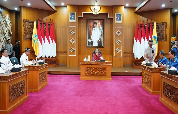 Gubernur Bali Wayan Koster mengumpulkan kepala daerah kabupaten/kota dalam rapat koordinasi Rabu lalu (1/10), terkait pemangkasan tranfer daerah.