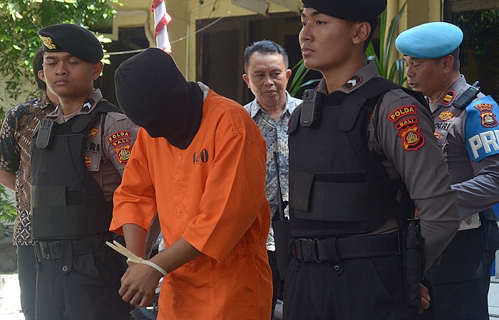 Polisi menangkap dua WNA yang menanam ganja di rumah kontrakan di Denpasar.