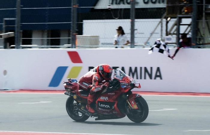 Pebalap Ducati Lenovo Team, Marc Marquez, mengendarai motornya dalam sesi kualifikasi menjelang MotoGP Mandalika 2025 di Sirkuit Internasional Mandalika di Mandalika.