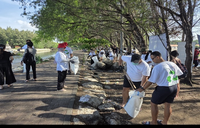 Anggota Sea Soldier melakukan aksi bersih-bersih di Pantai Mertasari, Denpasar Selatan, Sabtu (4/10) kemarin.