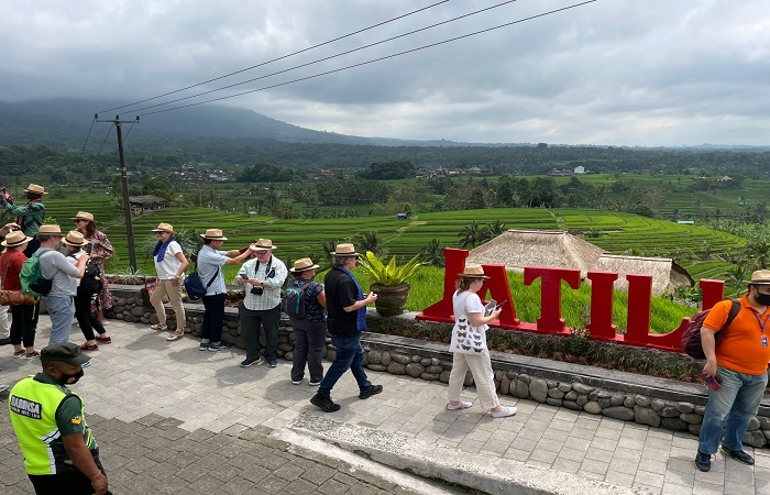 Salah satu desa wisata di kabupaten Tabanan, Bali, saat dikunjungi wisatawan mancanegara belum lama ini.