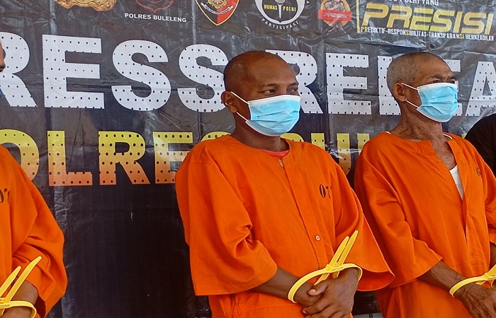 Tersangka IE yang tega menyetubuhi anak kandungnya sendiri. Ini akibat nafsunya yang tak terbendung.