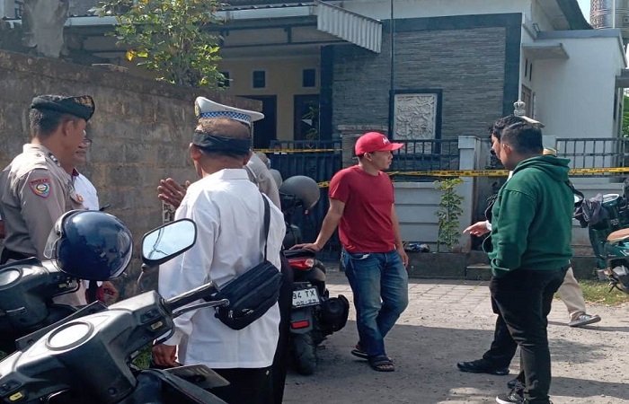 Suasana tempat kejadian perkara penemuan jasad bayi di Jalan Subak Belaki, Batubulan Kangin, Gianyar, pada Senin (6/10). Polisi memasang garis polisi.
