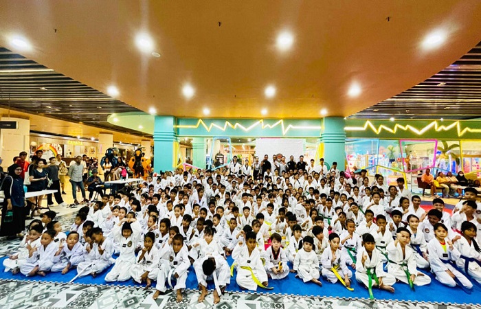 Ratusan peserta dengan antusias mengikuti Ujian Kenaikan Tingkat (UKT) TI Badung di Lippo Mall, Minggu (5/10/2025) kemarin.