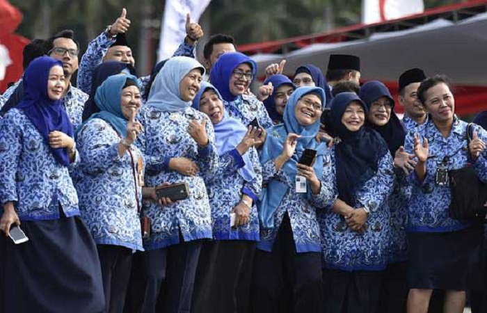 Pegawai ASN sedang melakukan foto bersama. 