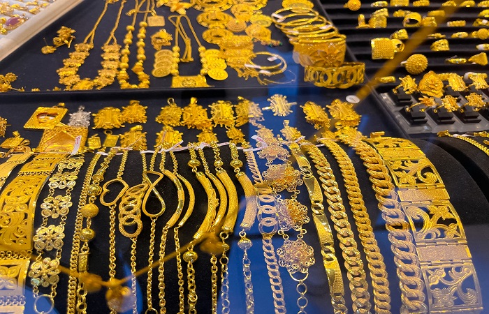 Penjual emas di seputaran Pasar Aceh, Banda Aceh.