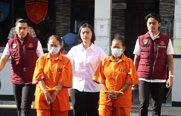Ketua LPD dan rekannya selaku yang mengajukan kredit fiktif saat dikeler petugas Polres Karangasem, Rabu (8/10) kemarin.