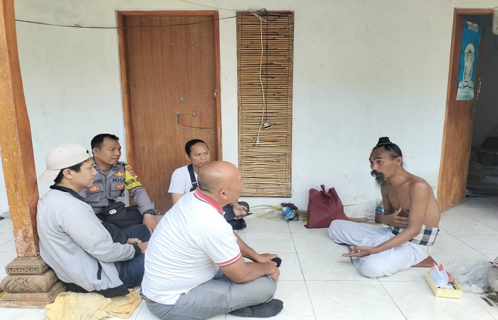 Polsek Nusa Penida mendatangi kediaman Ida Rsi Bujangga Agni Siwa Mundi di Dusun Penutuk, Desa Batumadeg, Kecamatan Nusa Penida, Rabu (8/10) kemarin.