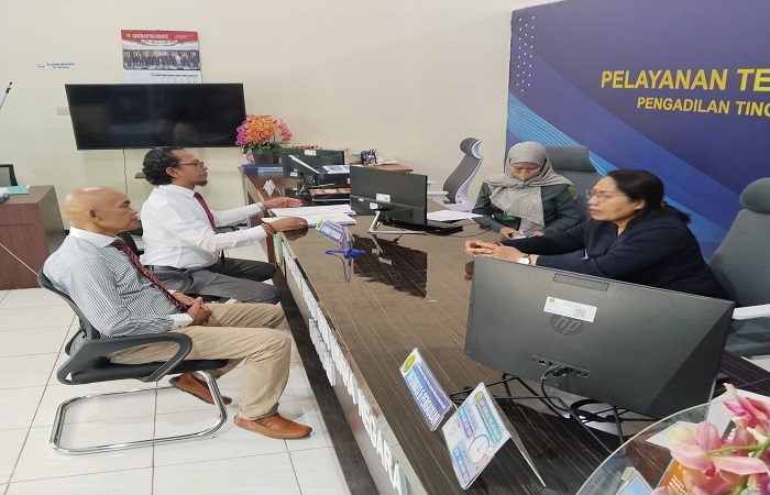 Kuasa hukum dua oknum PPPK di Buleleng inisial GA dan WA sebelum sidang perdana terhadap SK pemecatan mantan PPPK Buleleng di PTTUN Mataram.