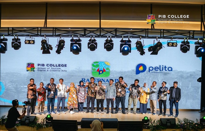 Jajaran pengurus Perhimpunan Politeknik Swasta (PELITA) Indonesia dan Panitia Rakernas Pelita IV di Perhimpunan Politeknik Swasta (PELITA) Indonesia, Tabanan.