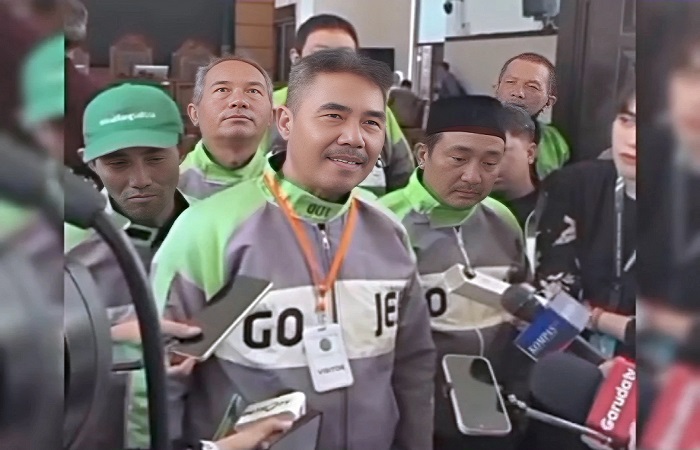 Pengemudi ojek online Go-Jek berjuluk driver 001, Mulyono bersama 11 rekannya menghadiri sidang praperadilan yang diajukan mantan Menteri Pendidikan, Kebudayaan, Riset, dan Teknologi Nadiem Makarim.