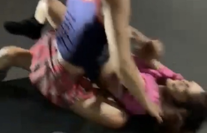 Terjadi aksi baku hantam sesama bule wanita di jalanan kawasan wisata Canggu, Badung. Aksi kedua wanita bule itu viral di media sosial.
