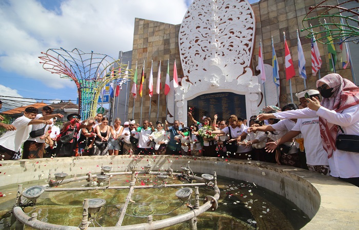 Hari ini tepat 23 tahun bom Bali I, keluarga dari YPI (yayasan penyintas Indonesia) dan wisatawan asing melakukan doa dan tabur bunga bersama di monument Bom Bali I di Jalan Legian, Kuta, Badung.