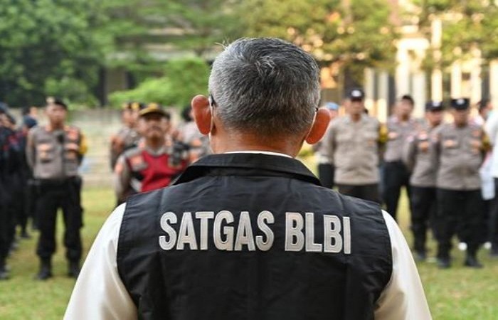 Seorang anggota Satuan Tugas Penanganan Hak Tagih Negara Dana BLBI (Satgas BLBI) menghadiri apel pengamanan aset negara.