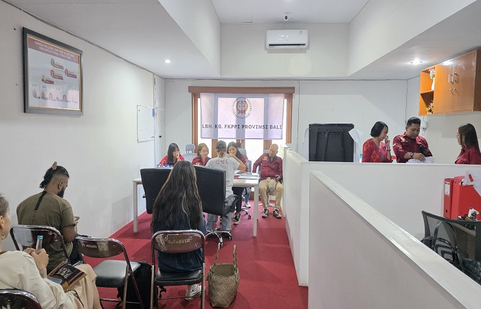 Para WNA berada di kantor Lembaga Bantuan Hukum (LBH) Keluarga Besar Forum Komunikasi Putra Putri Purnawirawan dan Putra Putri TNI-Polri (FKPPI) Provinsi Bali, di Denpasar, Jumat lalu.