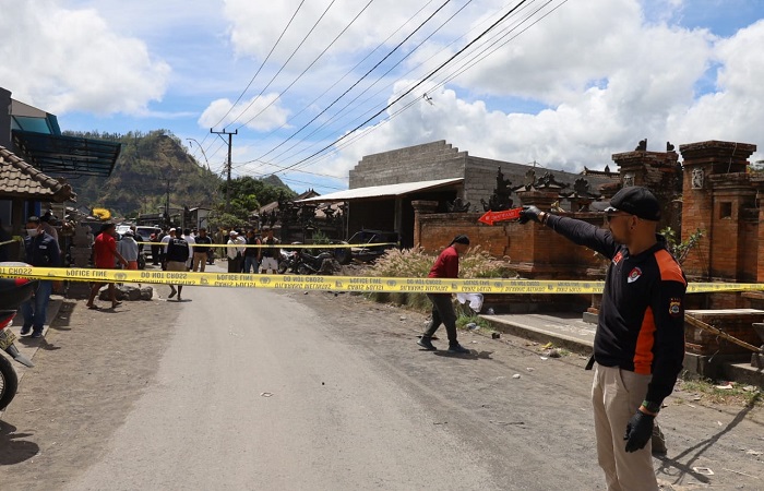 Police Line dipasang di Lokasi peristiwa berdarah di Jalan Raya Banjar Tabu, Desa Songan A, Kecamatan Kintamani, Kabupaten Bangli, Bali, Minggu (12/10) sekitar pukul 07.00 WITA.