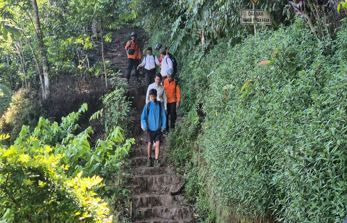 Suasana evakuasi lima remaja pendaki yang tersesat di Gunung Batukaru, Tabanan.