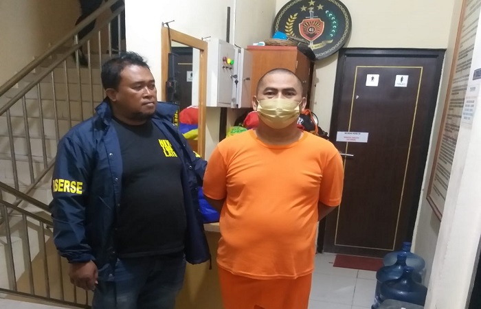 Pelaku pembunuhan istri sendiri, Sunardi, saat diamankan di Polsek Denpasar Barat.