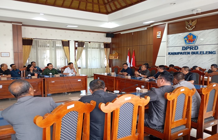 Suasana rapat antara DPRD dan BUMD di Buleleng. Ini buntut dari surat kaleng yang menyasar Perumda Pasar Argha Nayottama.