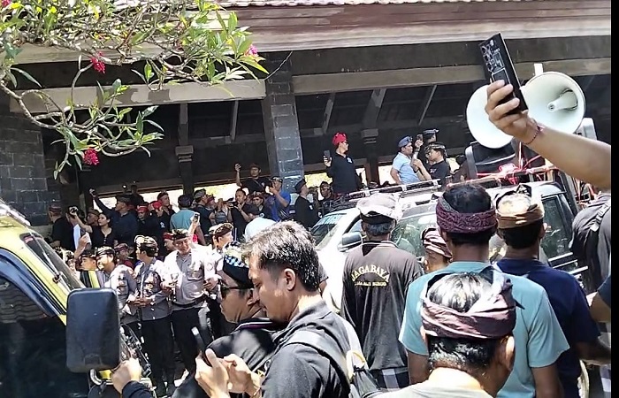 Polres Karangasem saat melakukan pengamanan di Desa Adat Bugbug yang kembali memanas.