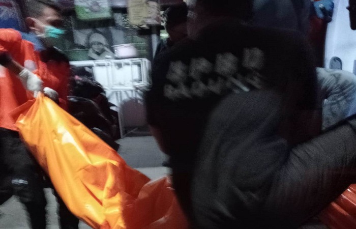 Jenazah Endang Sulastri, 41, berada dalam kantong jenazah, Senin (13/10) kemarin. Dia ditemukan tewas di kamar kos Jalan Patimura, Legian, Kuta, Badung.